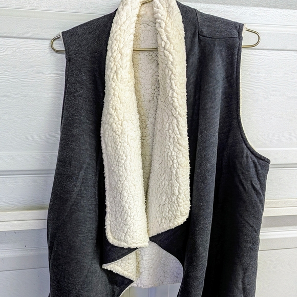 Mossimo Gray Reversible Sherpa Vest - Picture 1 of 4